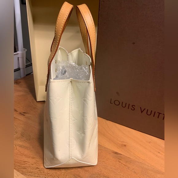❌Sold❌ Authentic Louis Vuitton Reade PM in white vernis leather - Picture 3 of 13